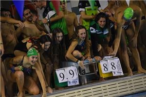 320 triatletas y nadadores celebran el fin de año en el 100x100 St. Casablanca