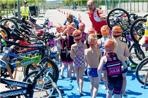 Más de 200 familias disfrutaron de una mañana deportiva en el Campus Universitario Villanueva de Gállego en el I Triatlón Cros Escolar Universidad San Jorge