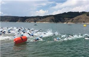 Una floración de cianobacterias en el embalse de Val impide la celebración del Triatlón de Tarazona el 14 de mayo