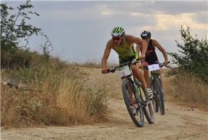 Aitor Abadías y Lourdes Valza de Vallejo vencen en el Triatlón Cros de Sádaba