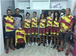Presentación de las nuevas equipaciones Sköll de la selección aragonesa de triatlón