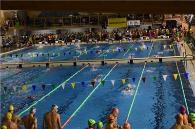 320 triatletas y nadadores celebran el fin de año en el 100x100 St. Casablanca