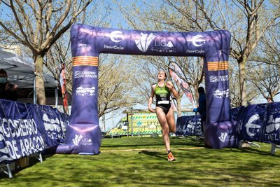 Claudia Marco y Daniel Tolosa se adjudican el IV Acuatlón Universidad San Jorge