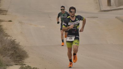 Claudia Esteban y Mario De Miguel revalidan triunfo en el VII Duatlón Cros Villa de Híjar