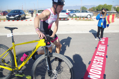 Eduardo Suarez y Leticia Soria inauguran el palmarés del I Duatlón Cros de Huesca