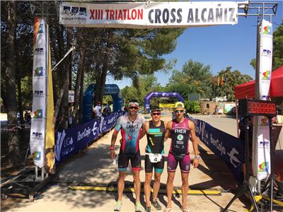 Ester Ruiz y Aitor Abadías se vuelven a coronar en el Triatlón de La Estanca de Alcañiz