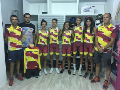 Presentación de las nuevas equipaciones Sköll de la selección aragonesa de triatlón