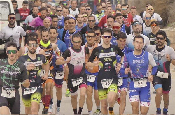 Claudia Esteban y Mario De Miguel revalidan triunfo en el VII Duatlón Cros Villa de Híjar