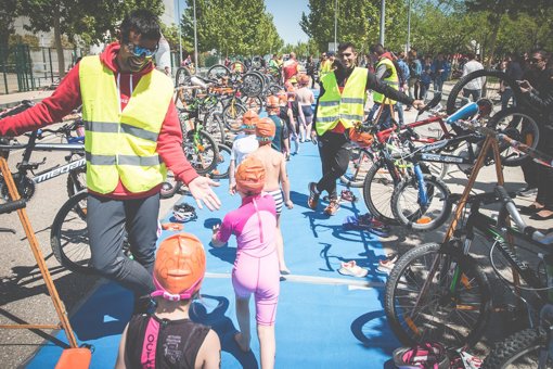 Más de 200 familias disfrutaron de una mañana deportiva en el Campus Universitario Villanueva de Gállego en el I Triatlón Cros Escolar Universidad San Jorge
