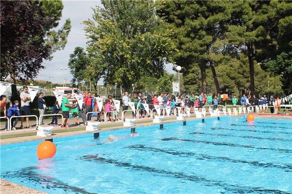 Javier Galván y Carlota Juste ganan en casa el acuatlón escolar
