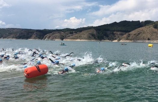 Una floración de cianobacterias en el embalse de Val impide la celebración del Triatlón de Tarazona el 14 de mayo